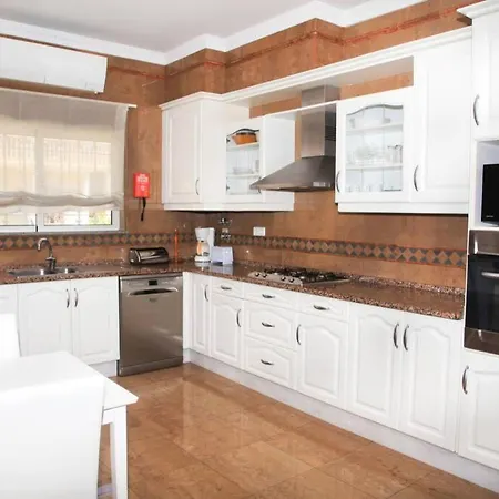 Villa G, Mira *